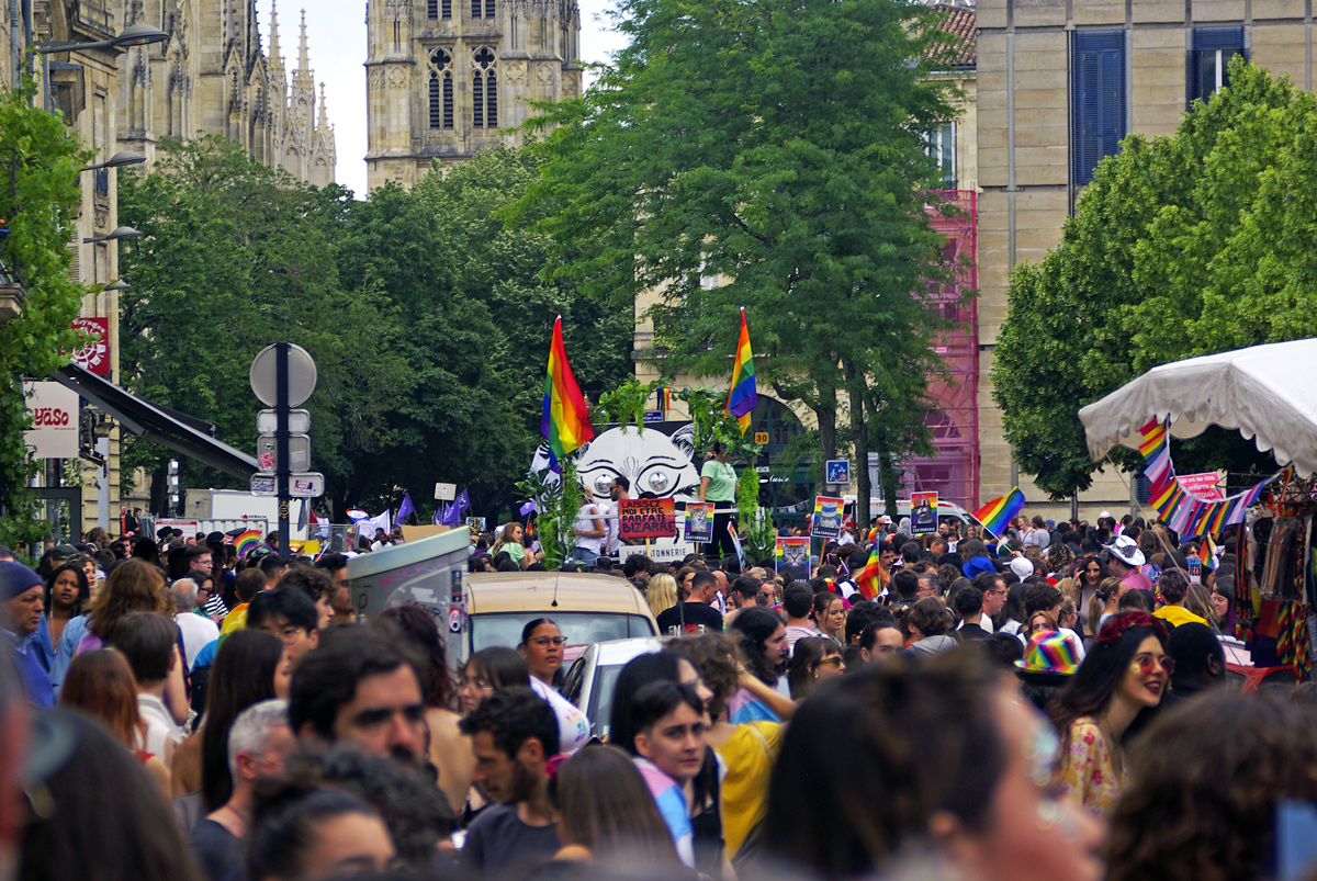 Marche des Fiertés 2025 à Bordeaux : un événement sous le signe de la solidarité internationale