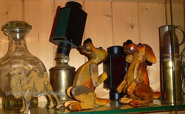 Chiens en bois par les invalides de guerre Chiens en bois par les invalides de guerre