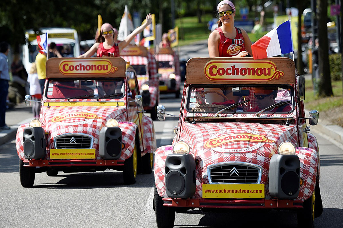 TOUR DE FRANCE : Dans la limousine 2CV Cochonou, avec Daminou, légende de la caravane du Tour - Infos Dijon