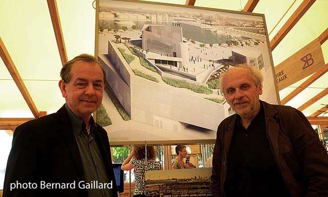 Antoine Lebègue et Norbert Fradin devant le dessin du futur Musée