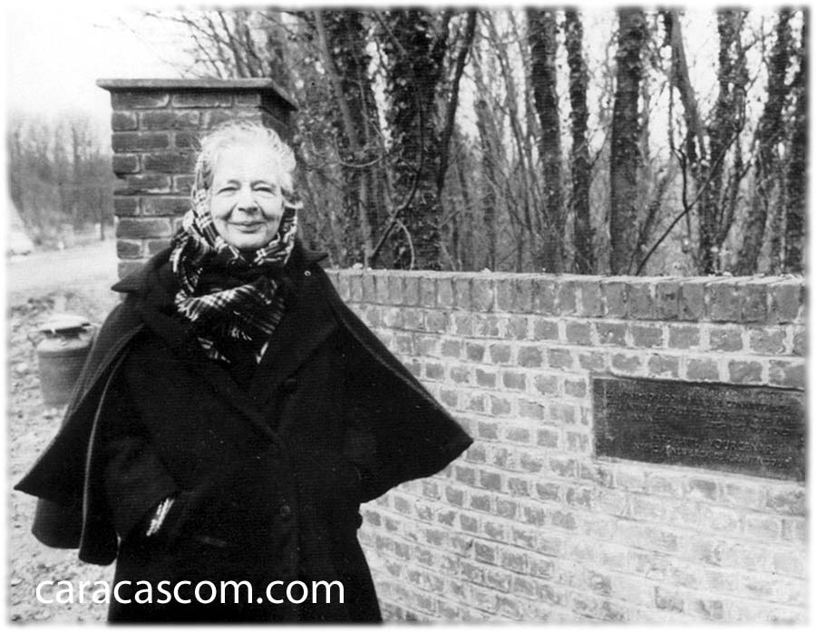 Marguerite Yourcenar à l'entrée du parc marguerite Yourcenar au Mont Noir