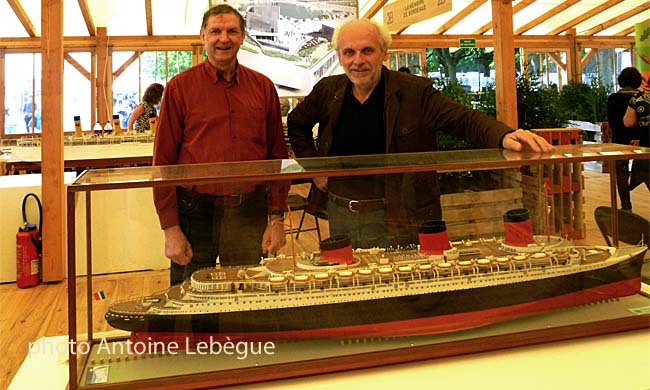 bernard Gaillard et Norbert Fradin admirant la maquette du Normandie