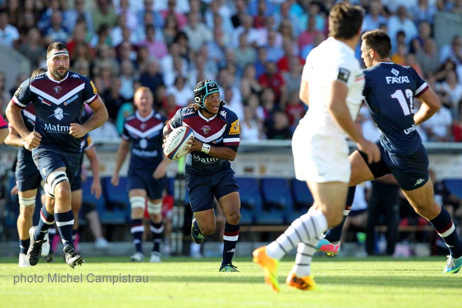 Heini Adams réussit à s'échapper ballon en main mais il était très surveillé