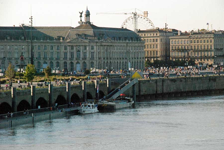 La péniche Tourmente amarrée au ponton d'honneur