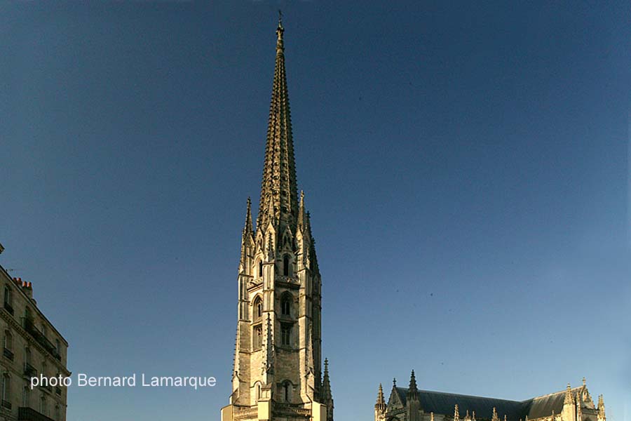 La flèche à proximité de son église
