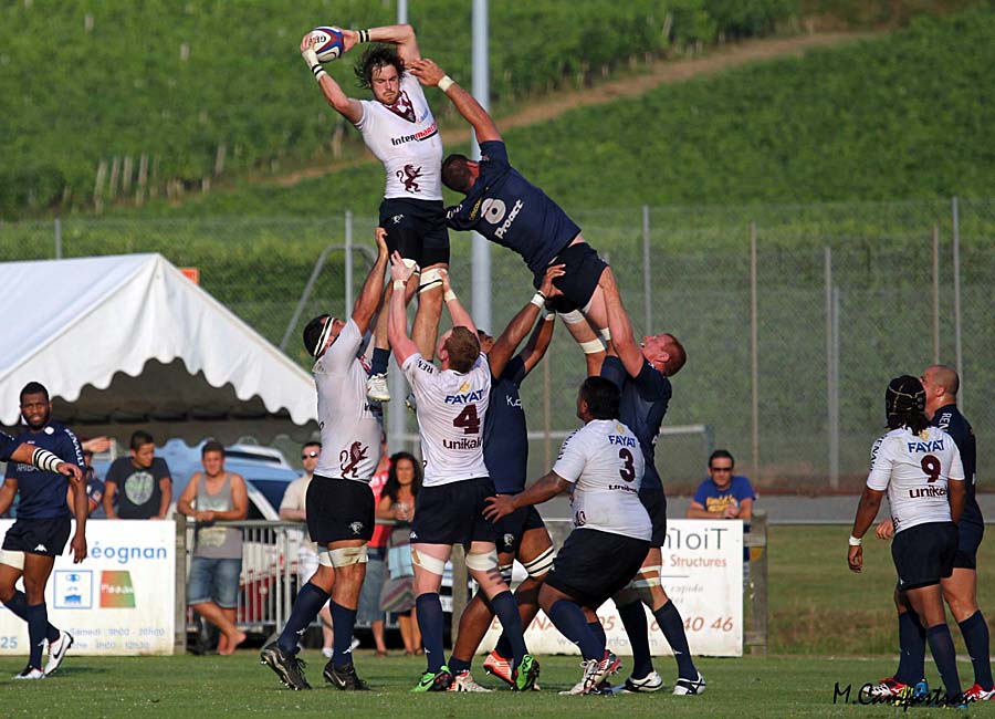 Hugh Chalmers s'empare du ballon face a Matthew Clarkin avec Jaulhac et Graham en soutien face à Tréloar et Fakaté
