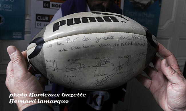 Le ballon dédicacé offert par Hélène Lemoine Le ballon dédicacé offert par Hélène Lemoine