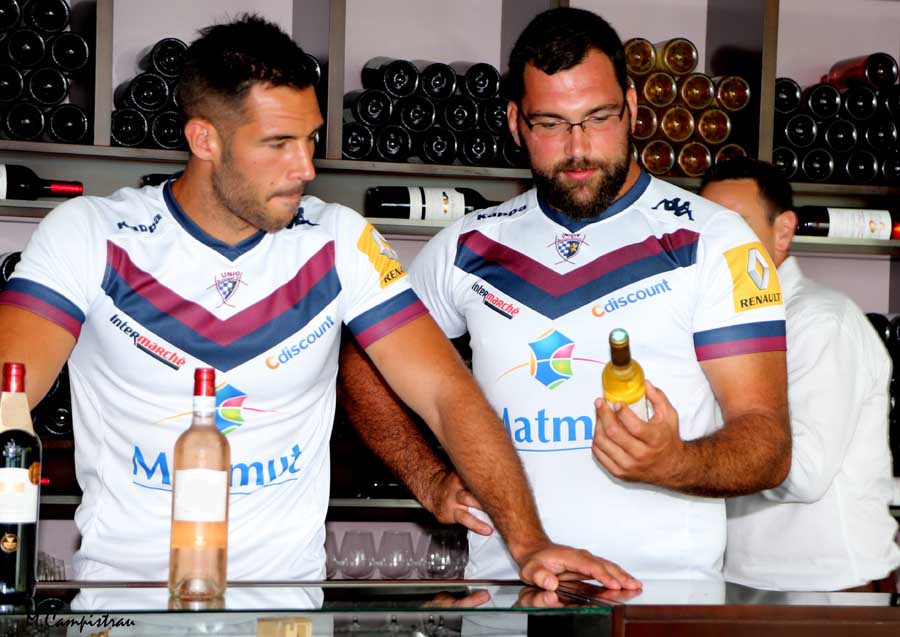 Thibault Lacroix et Adam Jaulhac examine des flacons