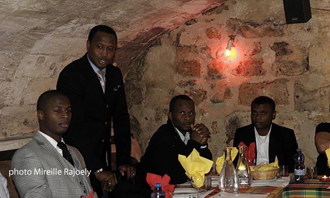 Lassina Diabaté présente la soirée avec à sa droite Adamas Ly
