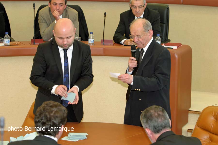 Le benjamin (Matthieu Rouveyre) et le doyen (Pierre Barrau) de l'assemblée procèdent au dépouillement Le benjamin (Matthieu Rouveyre) et le doyen (Pierre Barrau) de l'assemblée procèdent au dépouillement