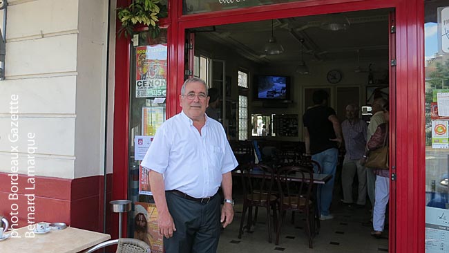 Luis Sanchez devant son bar