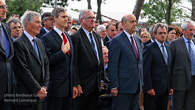 Le Consul Général des Etats Unis pendant l'interprétation de l'Hymne américain