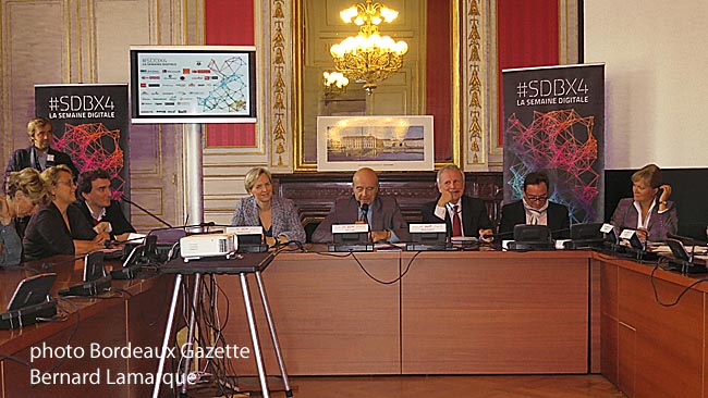 Alain Juppé bien entouré