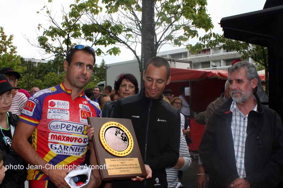 L'équipage du "Tigre du Bengale" reçoit le trophée du président fondateur L'équipage du "Tigre du Bengale" reçoit le trophée du président fondateur