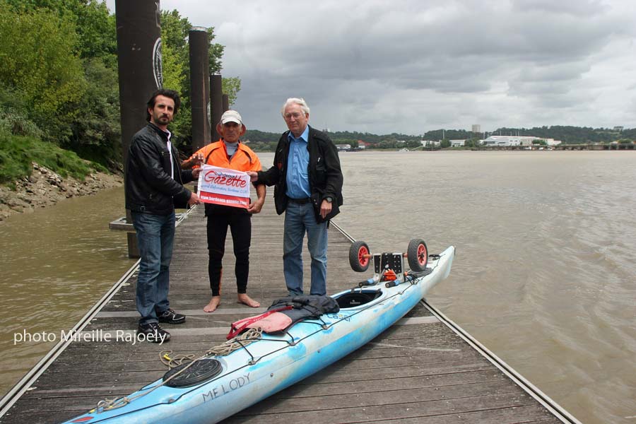 Jean-Sébastien Dufourg et Bernard Lamarque entourent Gérard Lajournade avec au premier plan le Kayak Melody qui va pour la cinquième fois rejoindre le Midi de la France