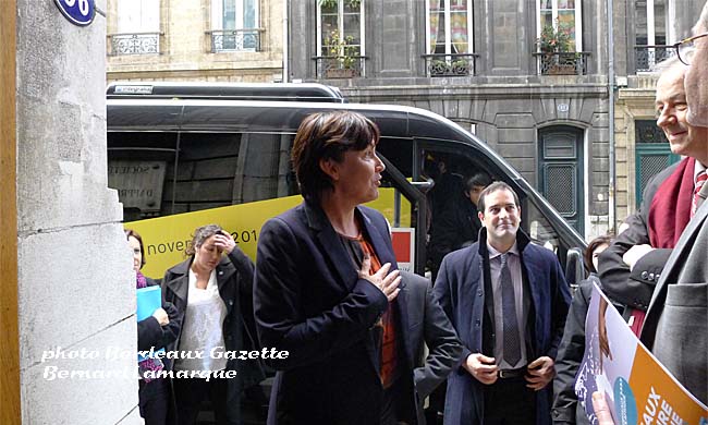 Annick Giradin entre à la Philomatique sous le regard d'Antoine Lebegue