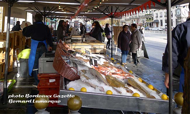 Marché diurne devant le Grand Hôtel et Spa