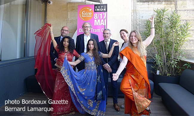 Jean-Stéphane Cantéro,Eric Dulong, Frédéric Espugne-Darses et Emanuelle Galon-Kaptur et les danseuses indiennes