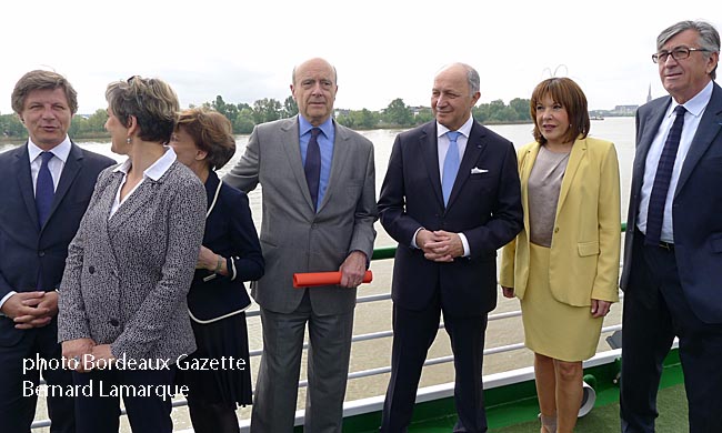Nicolas Florian, Sandrine Doucet, Michèle Delaunay (en partie cachée), Alain Juppé, Laurent Fabius, Anne-Marie Schmitter et Stéphane Delaux sur le pont du bateau