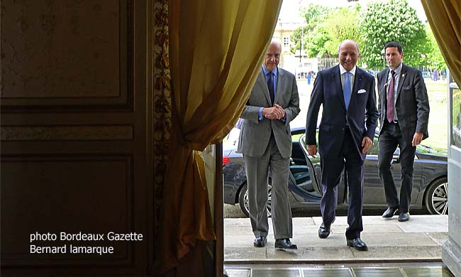 Alain Jupp& fait les honneurs du Palais Rohan à Laurent Fabius