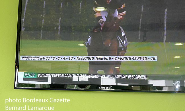Un parmi les nombreux écrans de l'hippodrome