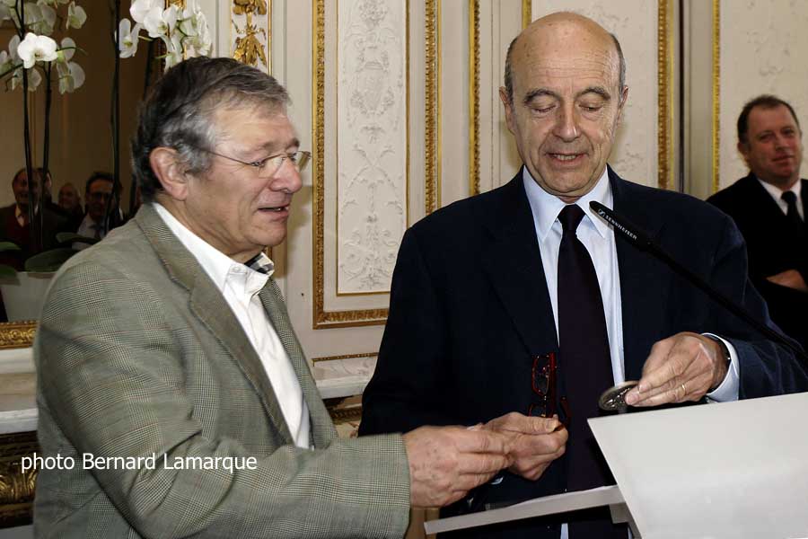 Michel Iturria découvre la médaille de la ville de Bordeaux que lui montre Alain juppé Michel Iturria découvre la médaille de la ville de Bordeaux que lui montre Alain juppé