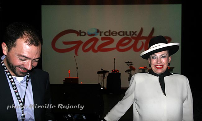 Geneviève de Fontenay en place pour la séance photo-dédicace