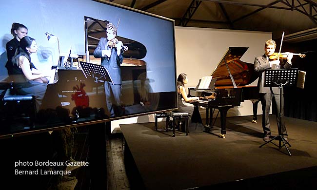 Mei Yi Foo et Nicolas Dautricourt pendant le concert