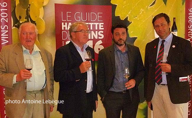 Maître Lapouge (château des Arroucats, coup de cœur en Sainte-Croix du mont), Bernard Vincent (château Naudy, coup de cœur pour son Bordeaux Supérieur), Stéphane Rosa directeur du Guide Hachette et Yves d'Amécourt (château Perrou la Baragoule, coup de cœur en Monbazillac) Maître Lapouge (château des Arroucats, coup de cœur en Sainte-Croix du mont), Bernard Vincent (château Naudy, coup de cœur pour son Bordeaux Supérieur), Stéphane Rosa directeur du Guide Hachette et Yves d'Amécourt (château Perrou la Baragoule, coup de cœur en Monbazillac)