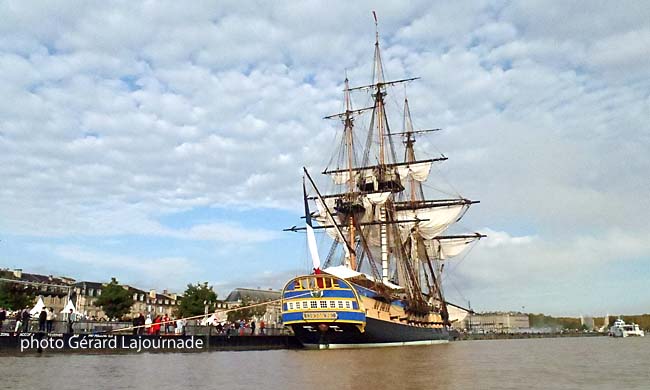 L'hermione à quai au ponton d'honneur