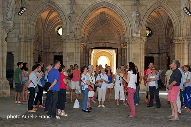 Elodie, passionné de patrimoine, fait découvrir à un groupe les trésors de la Chapelle du Crous