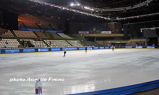 La glace de la patinoire, toujours en préparation jeudi 20 novembre Espérons que le handicap ne soit pas trop important pour la compétition, qui a démarré aujourd'hui La glace de la patinoire, toujours en préparation jeudi 20 novembre Espérons que le handicap ne soit pas trop important pour la compétition, qui a démarré aujourd'hui