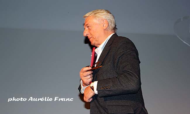  ; Michel Winock est sorti signer des dédicaces à la fin de la conférence. 