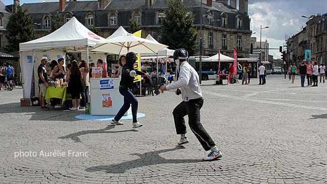 Démonstration d'escrime sur la place de la Victoire par le Club d'escrime