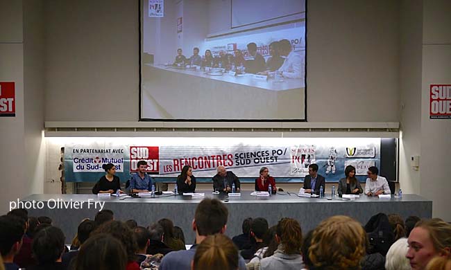 La tribune avec le panel d'étudiants avec Serge Klarsfeld et Bernadette Dubourg La tribune avec le panel d'étudiants avec Serge Klarsfeld et Bernadette Dubourg