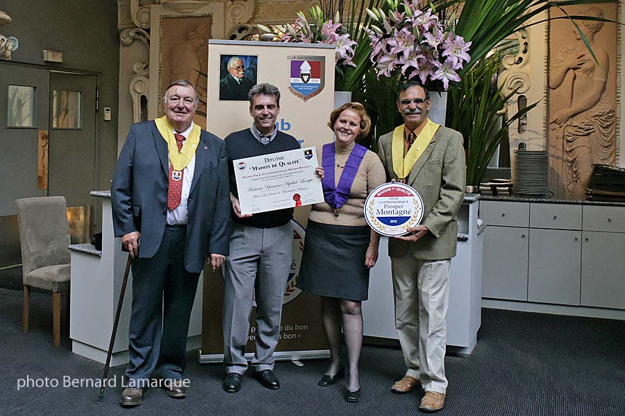 Yasmine Alqallal-Lampe et son époux est reçu dans le club Prosper Montagné Yasmine Alqallal-Lampe et son époux est reçu dans le club Prosper Montagné