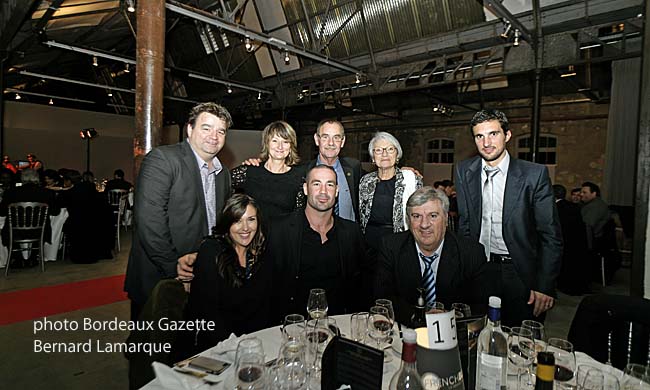 Les convives de la table de Matthew Clarkin avec son épouse à sa droite.