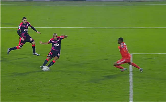Khazri s'apprête à tromper Mandonda 