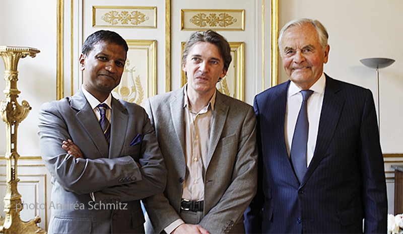 Ashok Adiceam, Directeur de l'Institut Culturel Bernard Magrez ; Nicolas Bourriaud , Directeur de l'Ecole Nationale des Beaux-Arts de Paris et Bernard Magrez lors de la signature P¨résident de l'Institut qui porte son nom