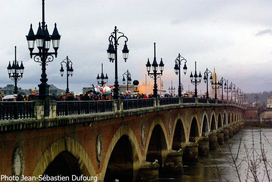 Le départ pont de Pierre du Carnaval des deux rives