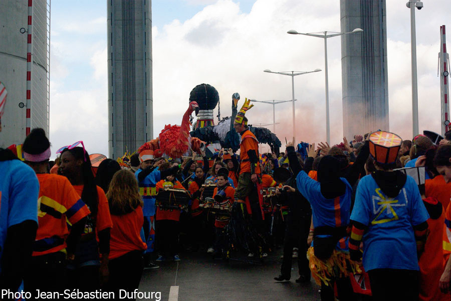 Le carnaval de Bordeaux pour la 1ère fois sur le pont Chaban Delmas