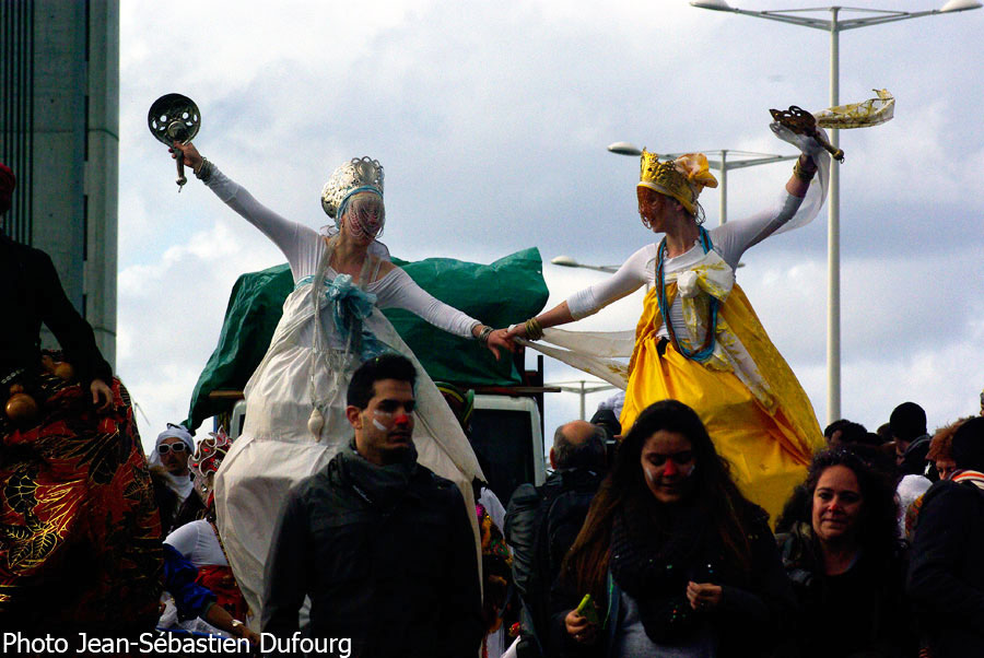 Carnaval des deux rives sur le pont levant