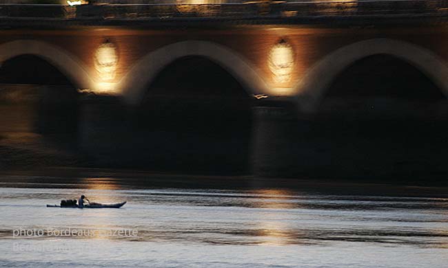 Au Pont de pierre le jour n'est pas levé
