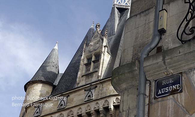 La rue Ausone débouche sur la place du Palais et la porte Cailhau