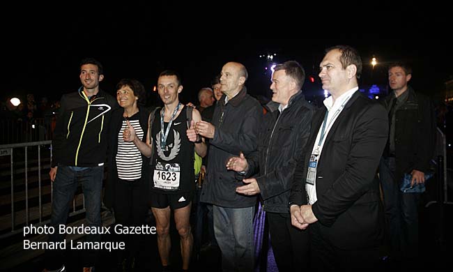 Le vainqueur Jacek Cieluszecki bien entouré