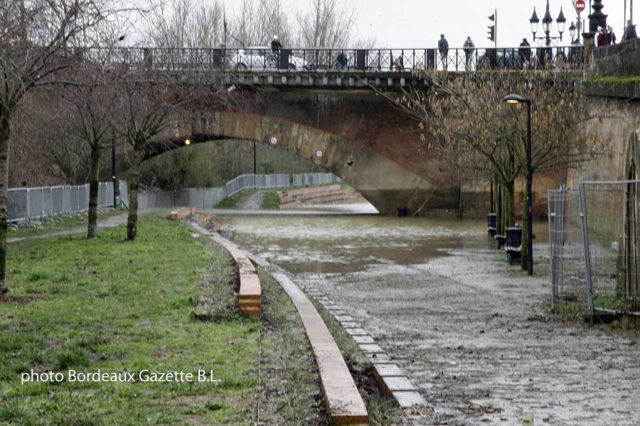 on voit sur la pile du pont le niveau atteint par la crue