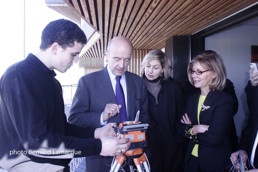 Alain Juppé s'essaie à la soudure sous les yeux de Brigitte Audy, nathalie Delattre et untechnicien de France Télécom