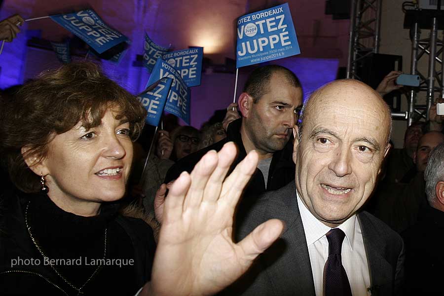 Isabelle et Alain Juppé entrent espace Saint-Rémi