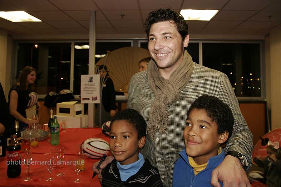 Byron Kelleher avec deux jeunes admirateurs