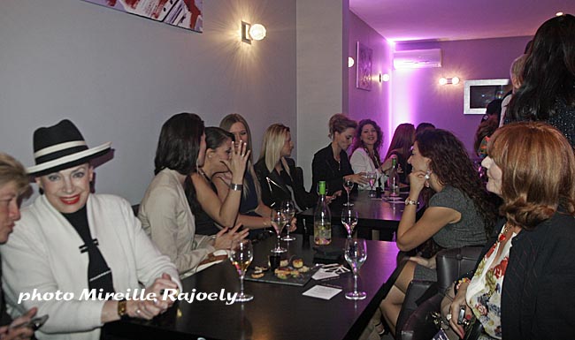 Geneviève de Fontenay attablé avec les Miss en discussion avec Catherine Senac Geneviève de Fontenay attablé avec les Miss en discussion avec Catherine Senac